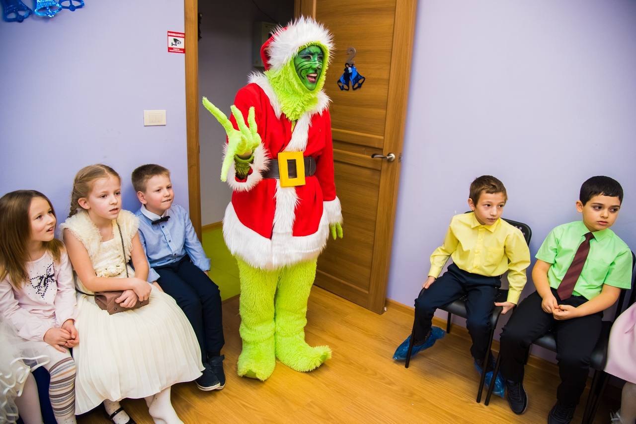 Гринч и дети в зале на празднике